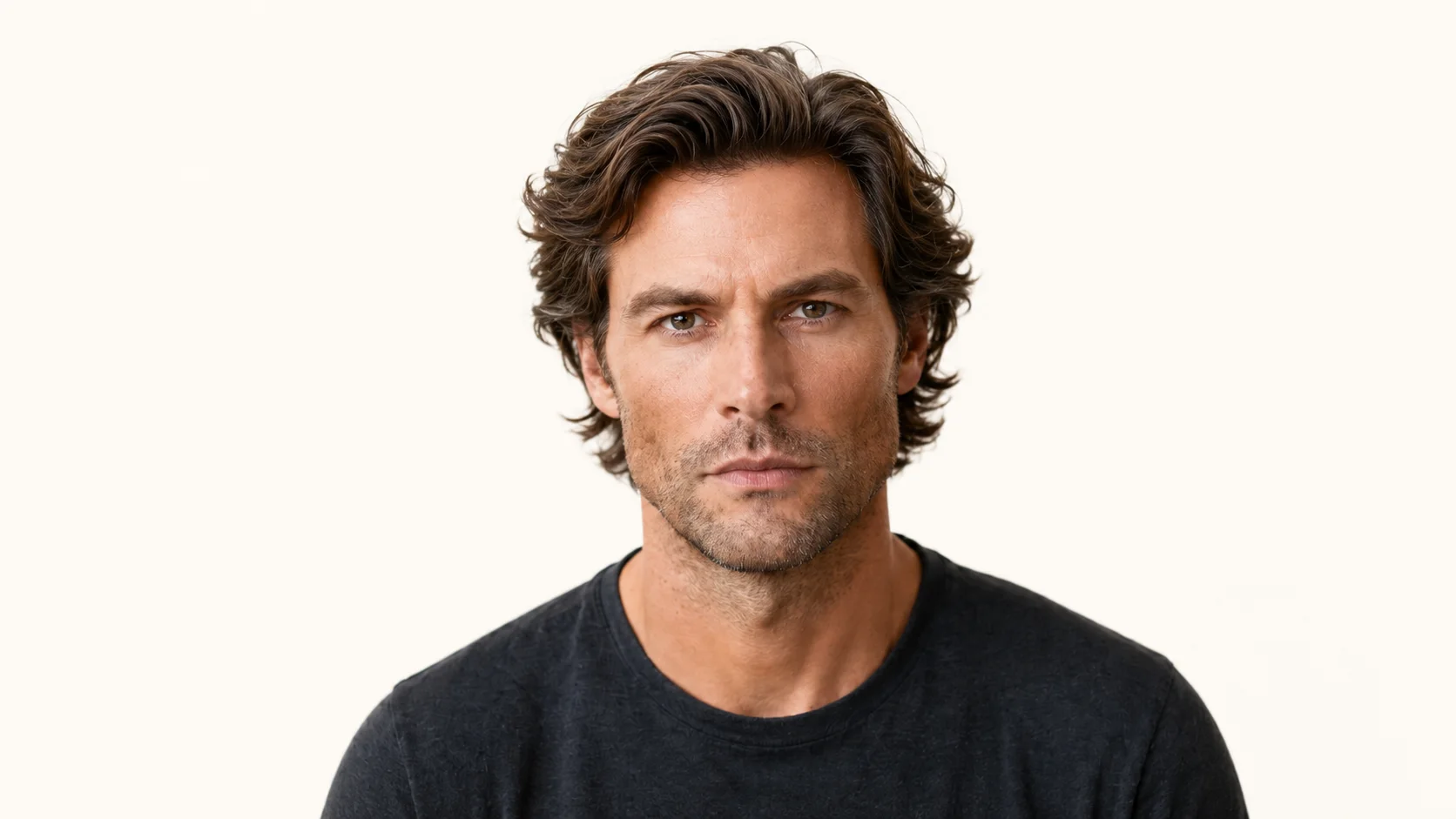 Coupe texturée mi-longue sur visage diamant