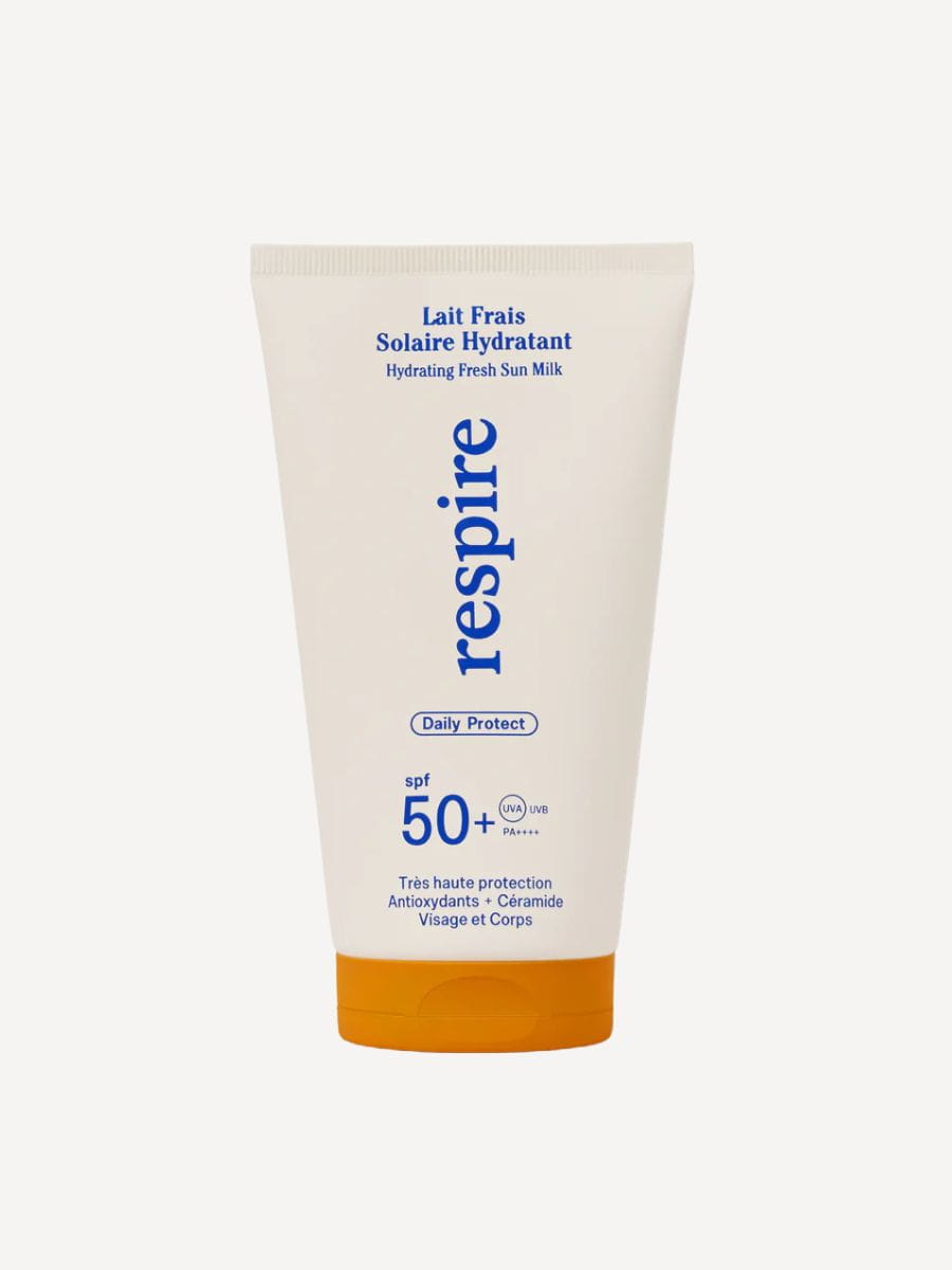 Tube de lait frais solaire hydratant Respire SPF50+ sur fond gris clair