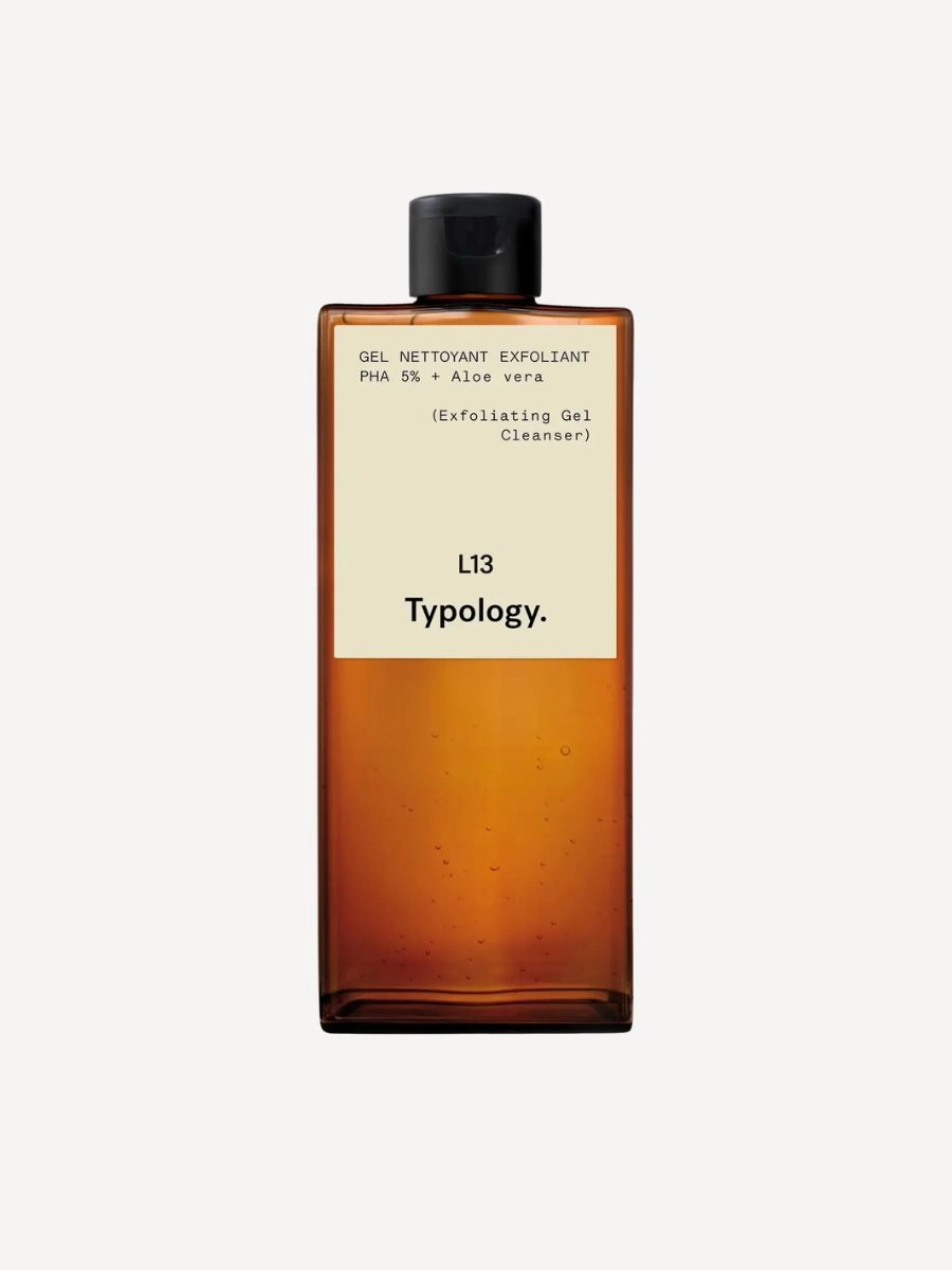 Gel nettoyant exfoliant Typology à base végétale sur fond gris clair