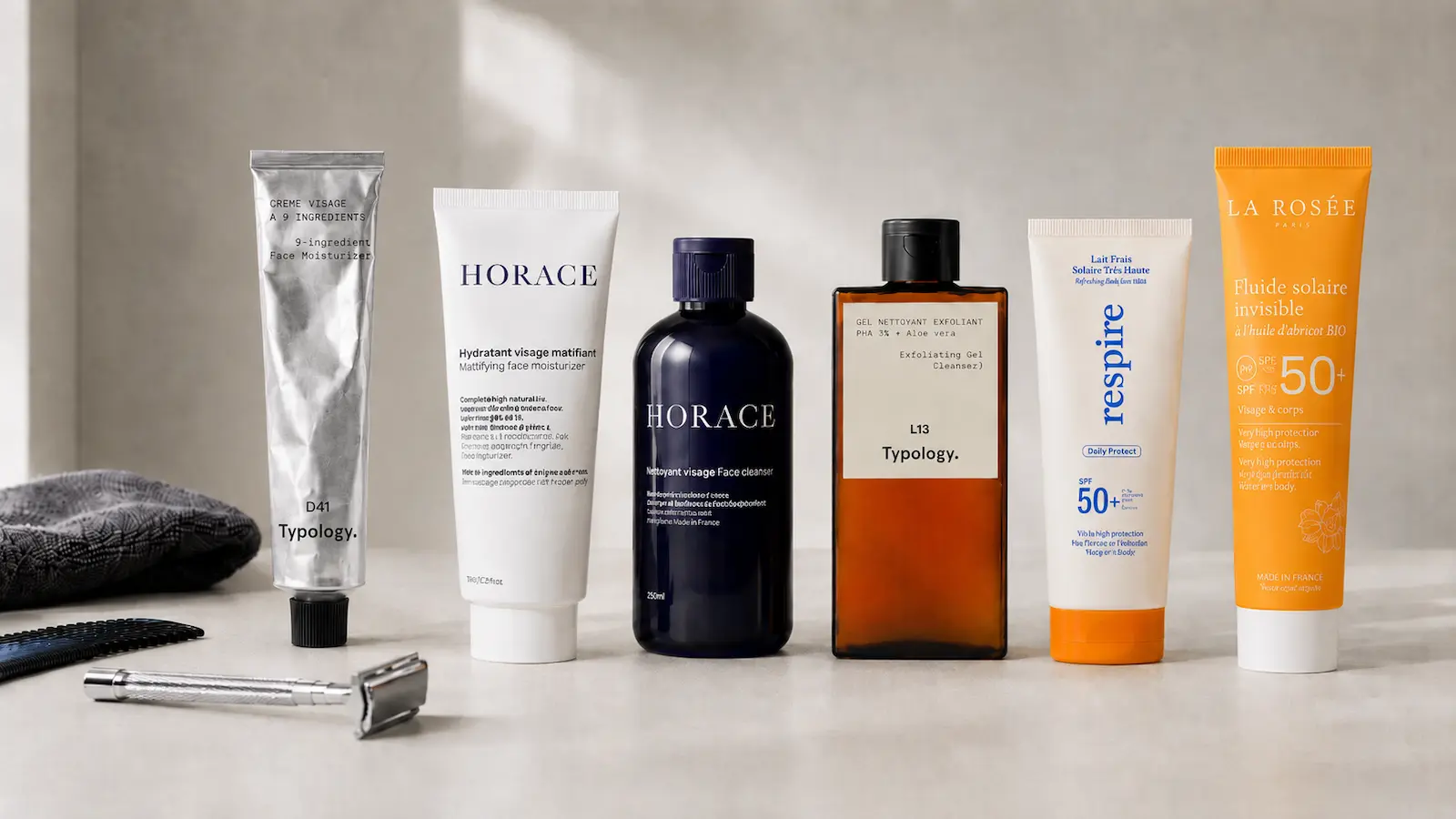 Processus de réflexion Processus de réflexion Voici l'alt pour cette photo : Sélection de produits de soin visage homme alignés sur un plan clair : crème hydratante Typology, hydratant et nettoyant Horace, gel nettoyant Typology, solaires Respire et La Rosée, à côté d'un rasoir