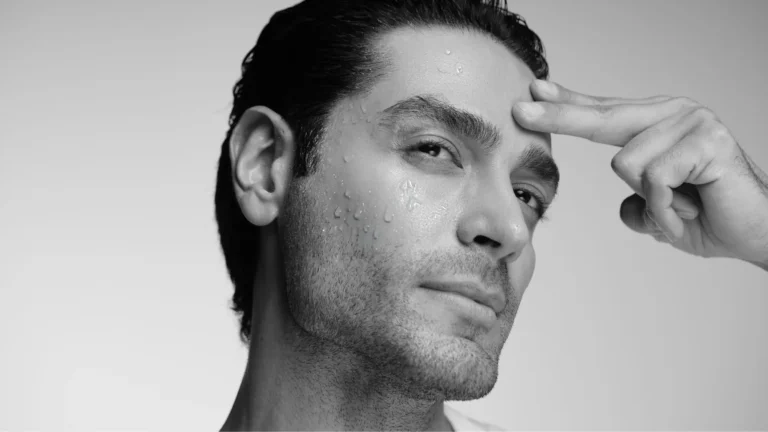 Homme en pleine routine skincare